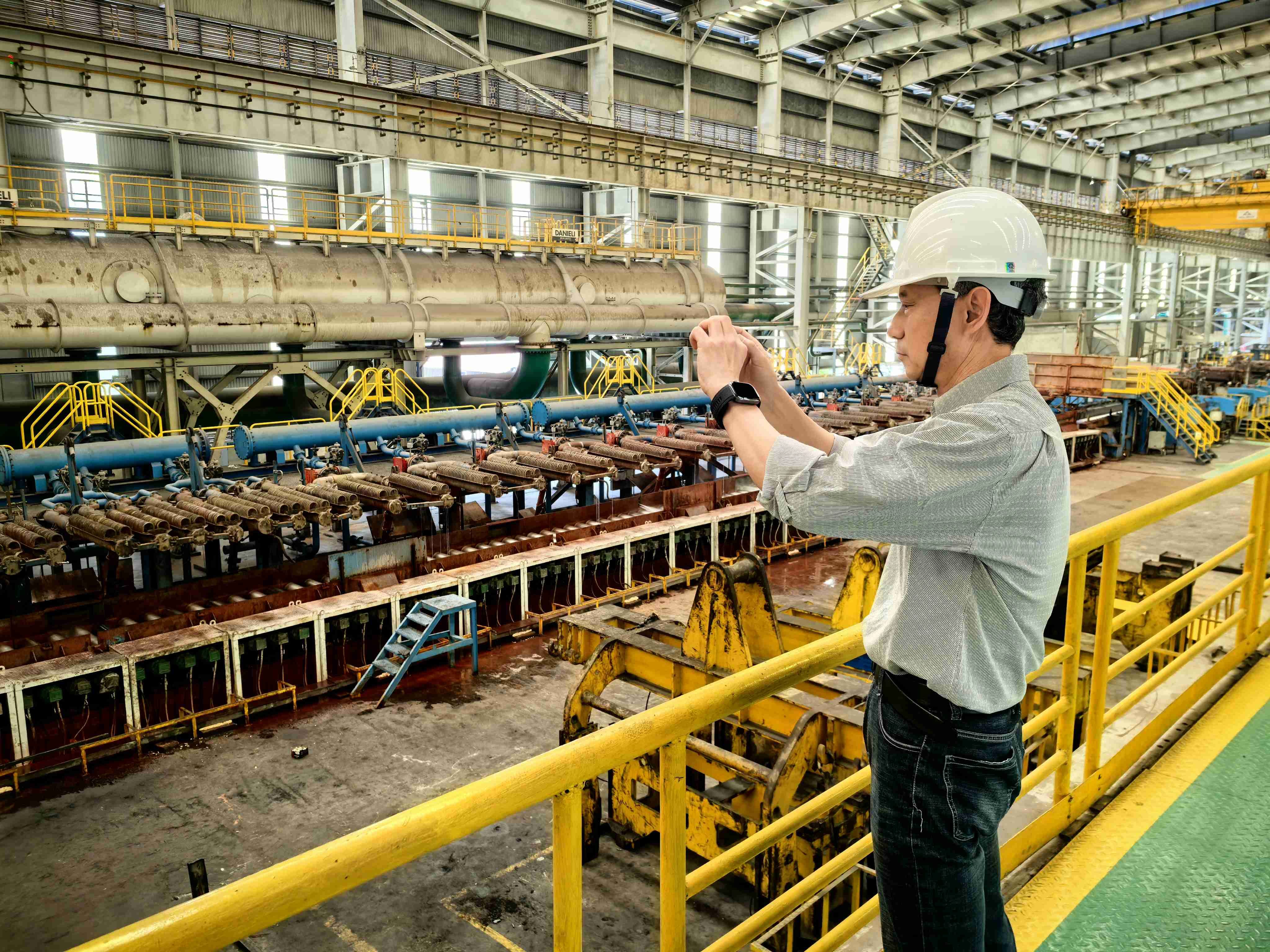 Engineers conducting a technical exchange on optimizing HRC production efficiency.